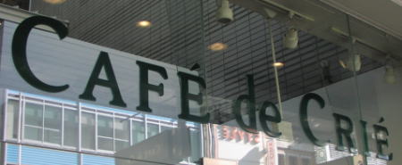 カフェ・ド・クリエのロゴ（看板）